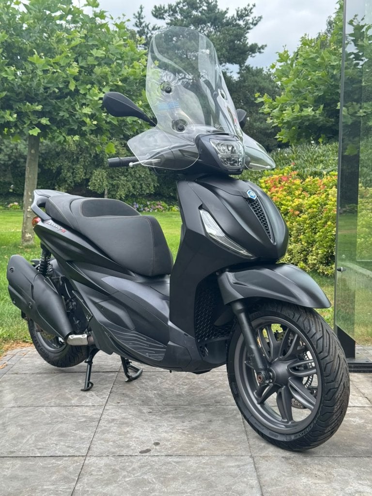 ⭐️Piaggio Beverly 400 2022 mat zwart 14785 km 1e eig⭐️