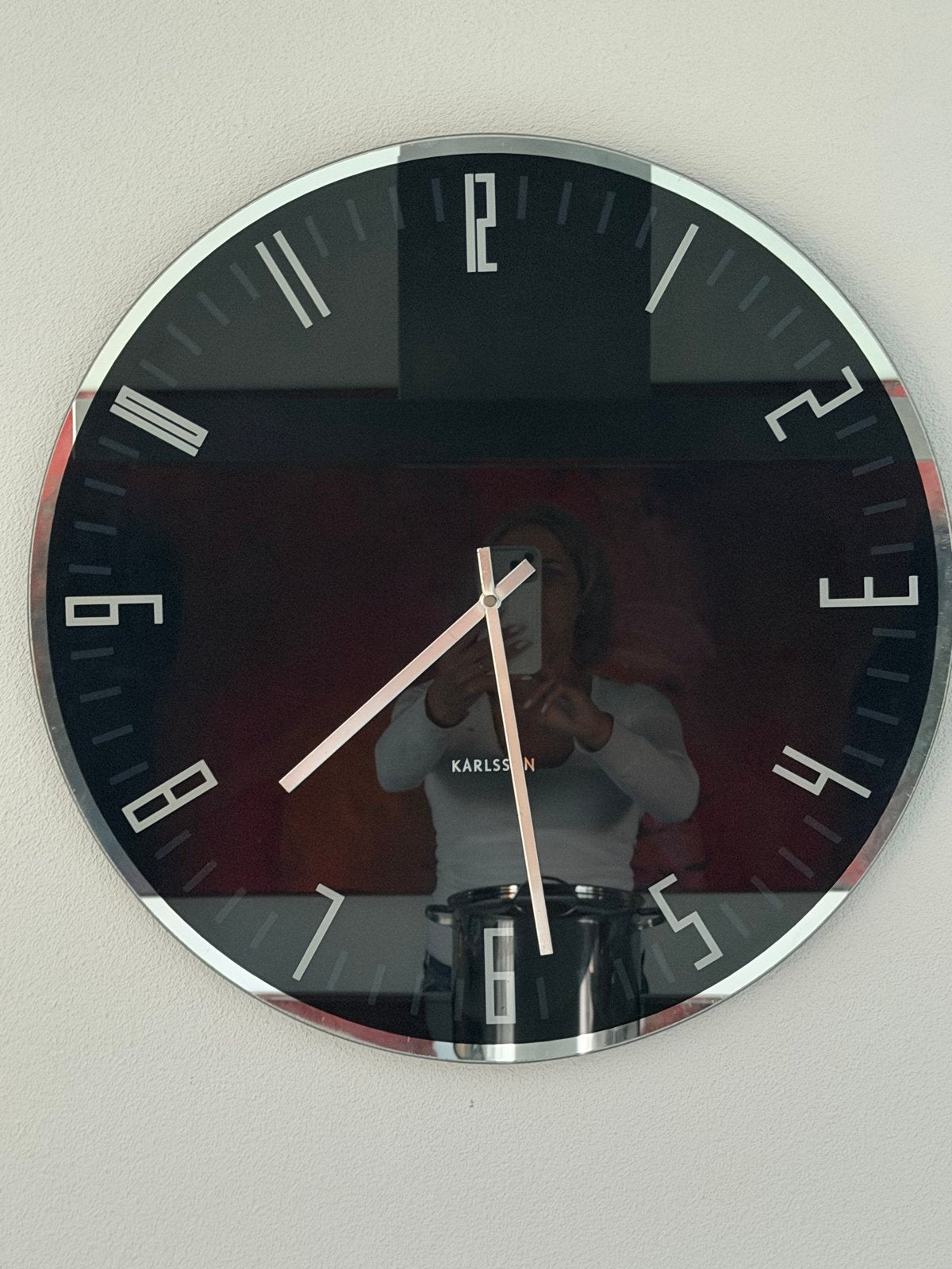 Karlsson Wandklok Zwart met RVS Wijzers en Chroom Rand 60cm, Wandklok, Analoog, Ophalen of Verzenden, Zo goed als nieuw
