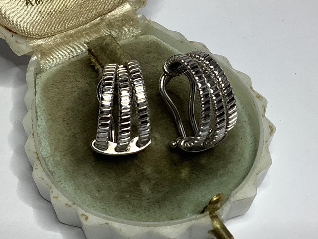 PRACHTIG BEWERKTE ZILVEREN OORKNOPPEN MET VEILIGHEID CLIPS, Verzenden, Zilver, Oorbellen