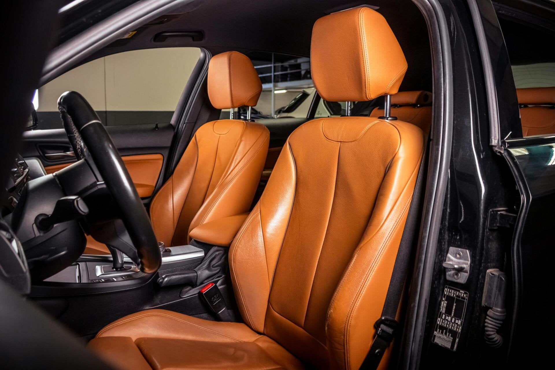 BMW 1-serie 118i M-Sport AUT|Shadowline|LED|Leder|Stoelverwa, Auto's, Zwart, Bedrijf, 650 kg, 3 cilinders