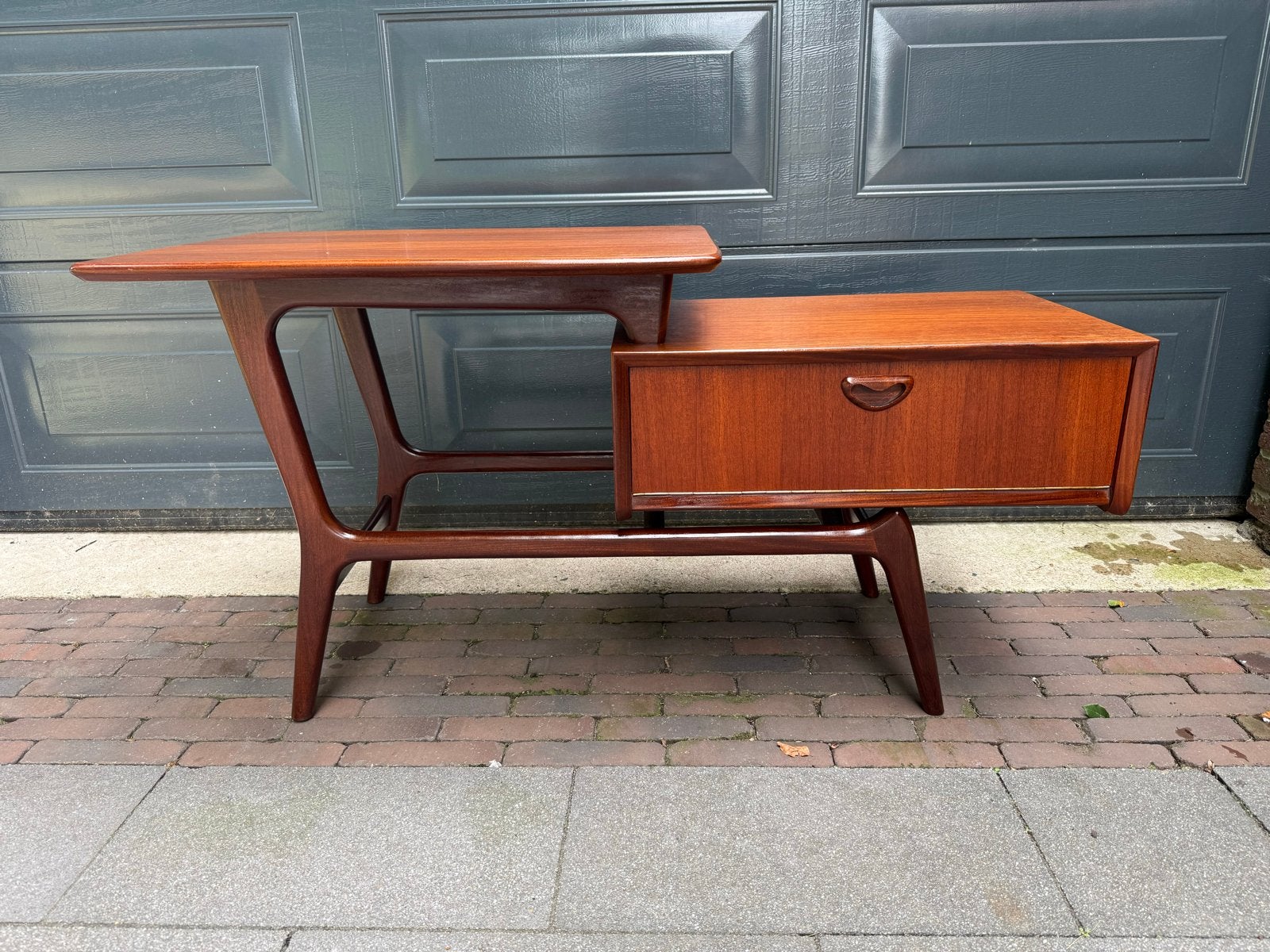 Louis van Teeffelen bijzettafel 'Netty' voor Wébé, Ophalen