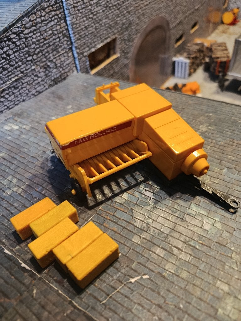 New Holland 940 Britains pers uit 1978 + 5 balen, Hobby en Vrije tijd, Ophalen of Verzenden, Gebruikt, Tractor of Landbouw, Britains