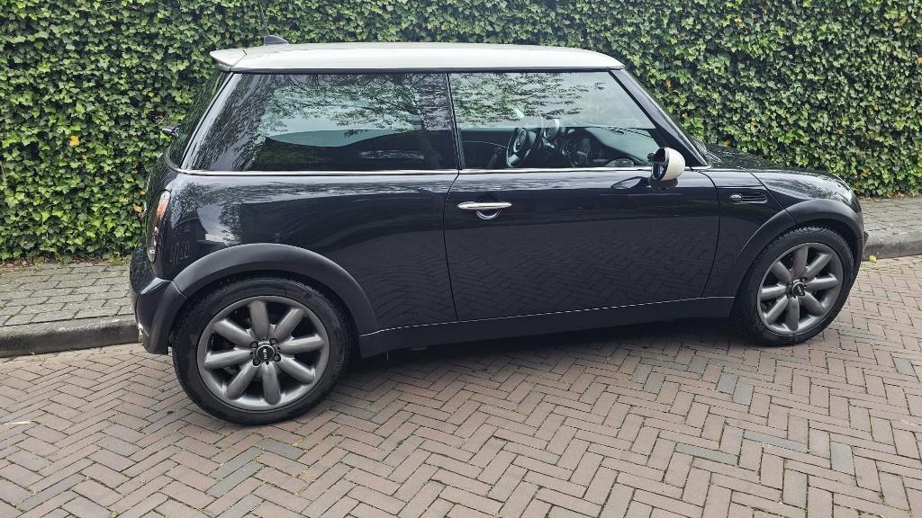 Mini Cooper R50 2004 Astro Zwart (zgoh), Voorwielaandrijving, 4 cilinders, 4 stoelen, Zwart
