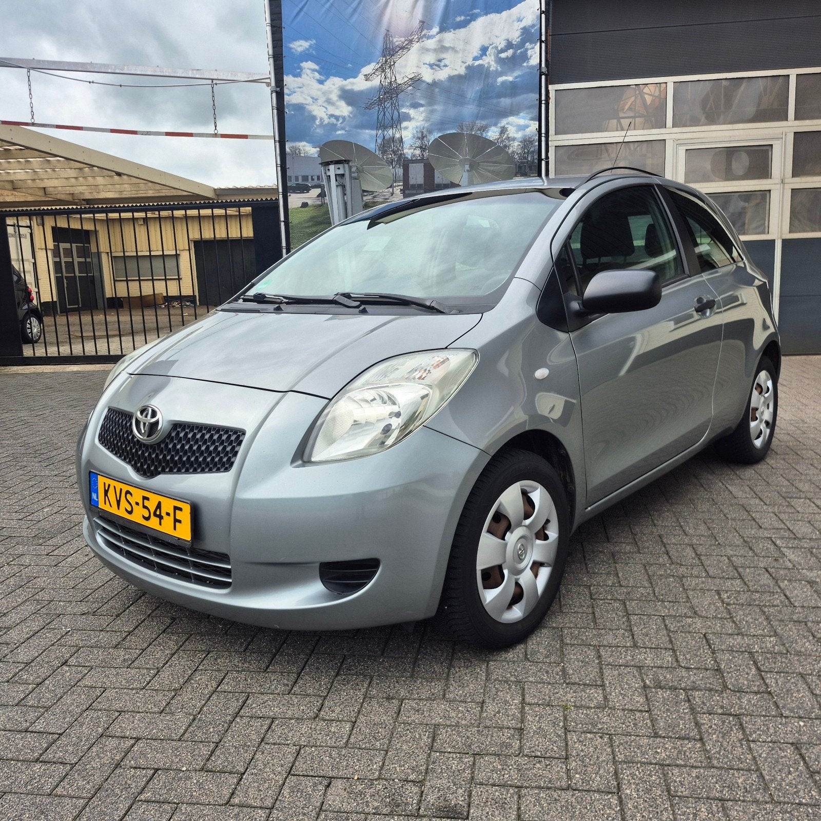 Toyota Yaris 1.0 12V Vvt-i 3DR  2008 Nieuwe Apk Grijs AIRCO, Auto's, Voorwielaandrijving, Bedrijf, Handgeschakeld, 3 cilinders