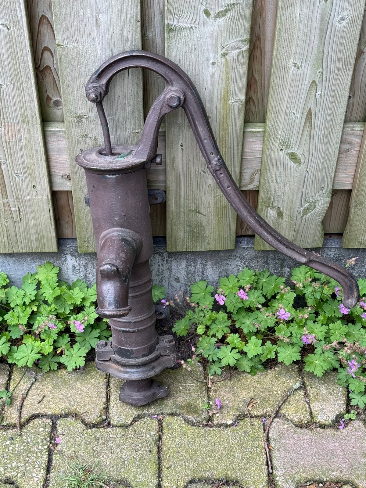 Gietijzeren Zwengel handwaterpomp, Ophalen