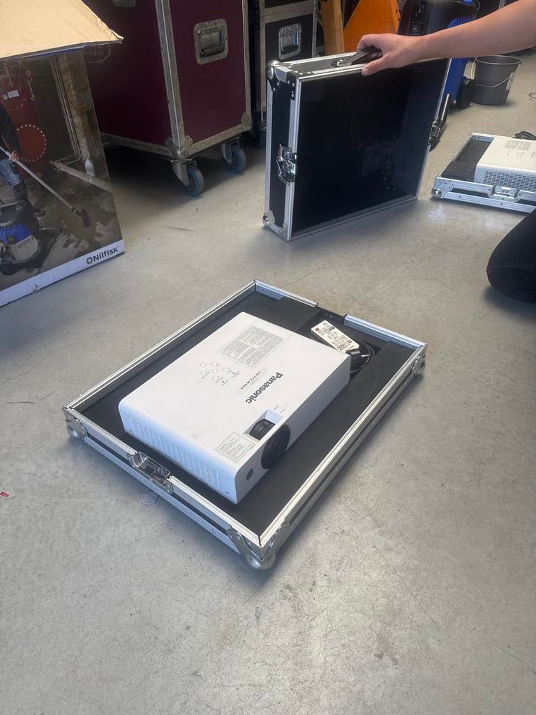 2x Panasonic PT-LW373 Beamer met Flightcase, Ophalen, Gebruikt, LCD, Overige resoluties