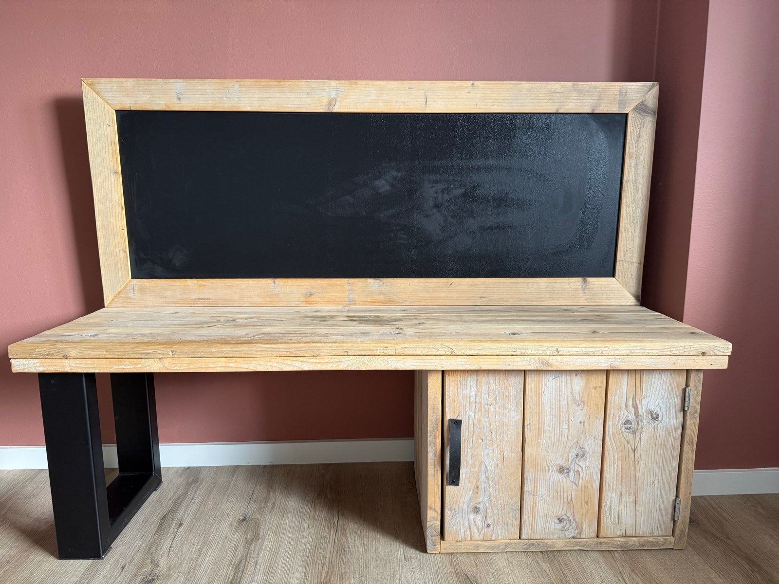 Uniek houten bureau met krijtbord en kastje, Ophalen, Opbergruimte, 150 cm, Hout