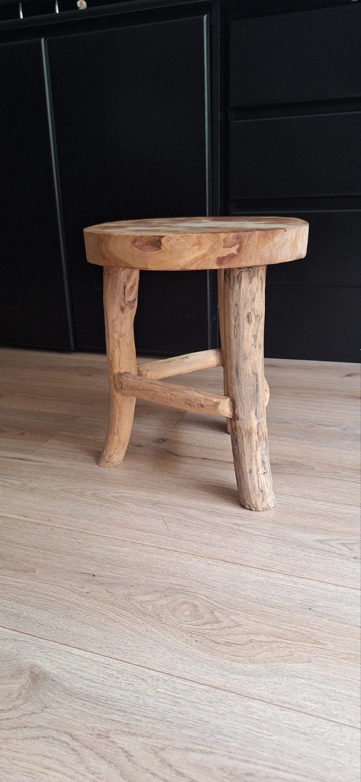 Uniek houten krukje - handgemaakt en rustiek, Ophalen, Zo goed als nieuw, Hout