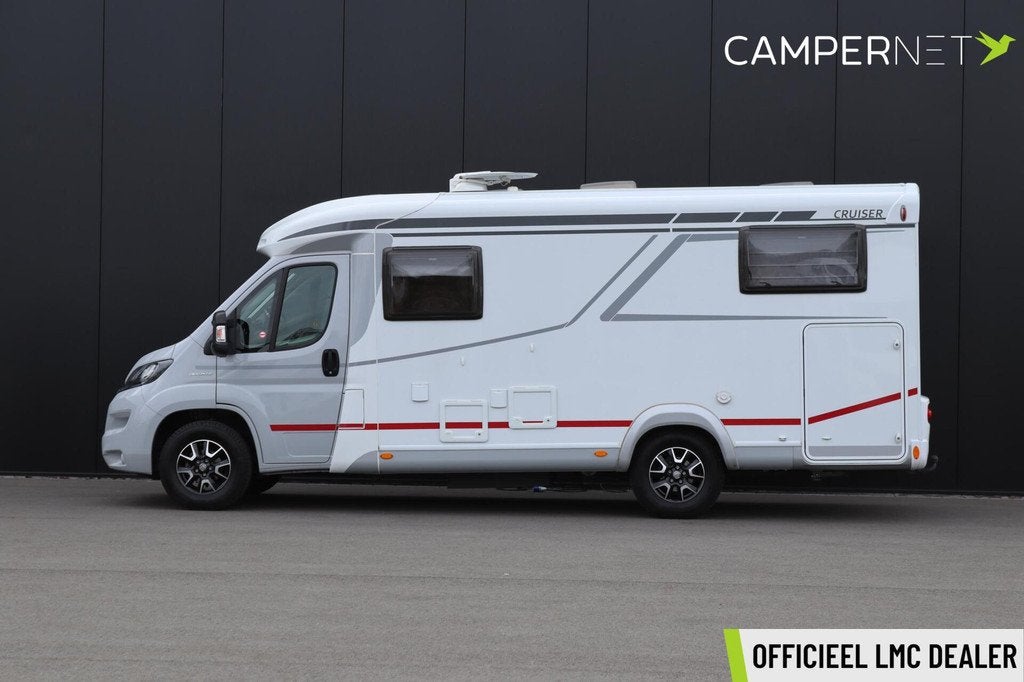 Lmc Cruiser V646 140pk Automaat | HEO safe sloten | Thule lu, Caravans en Kamperen, Campers, Automaat, Achteruitrijcamera, Tot en met 2