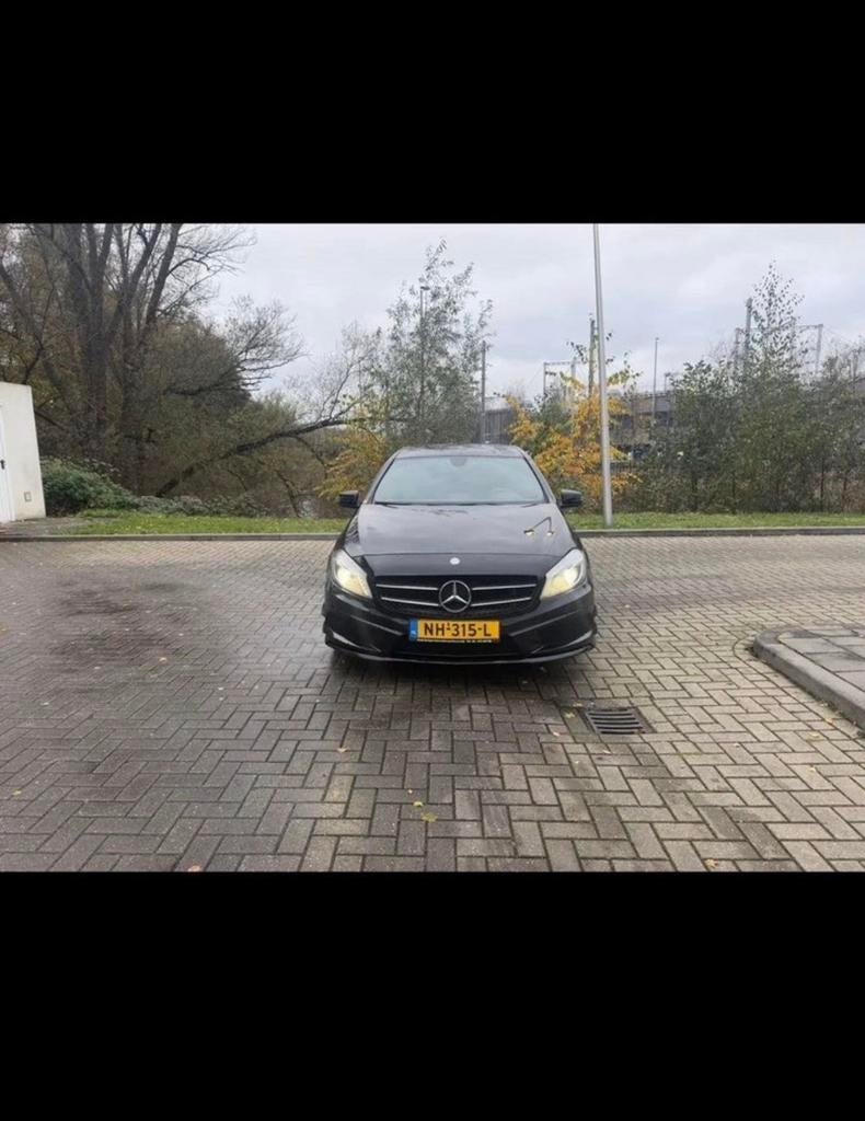 Mercedes-Benz A-Klasse, A180 1.6 Blue Efficiency - AMG-line, Voorwielaandrijving, Zwart, 4 cilinders, 1595 cc