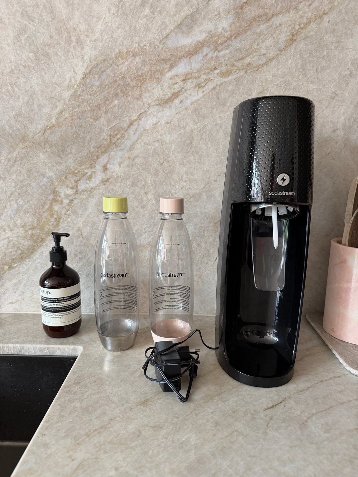 SodaStream Spirit One Touch elektrisch + 2 flessen +cilinder, Witgoed en Apparatuur, Ophalen of Verzenden, Zo goed als nieuw