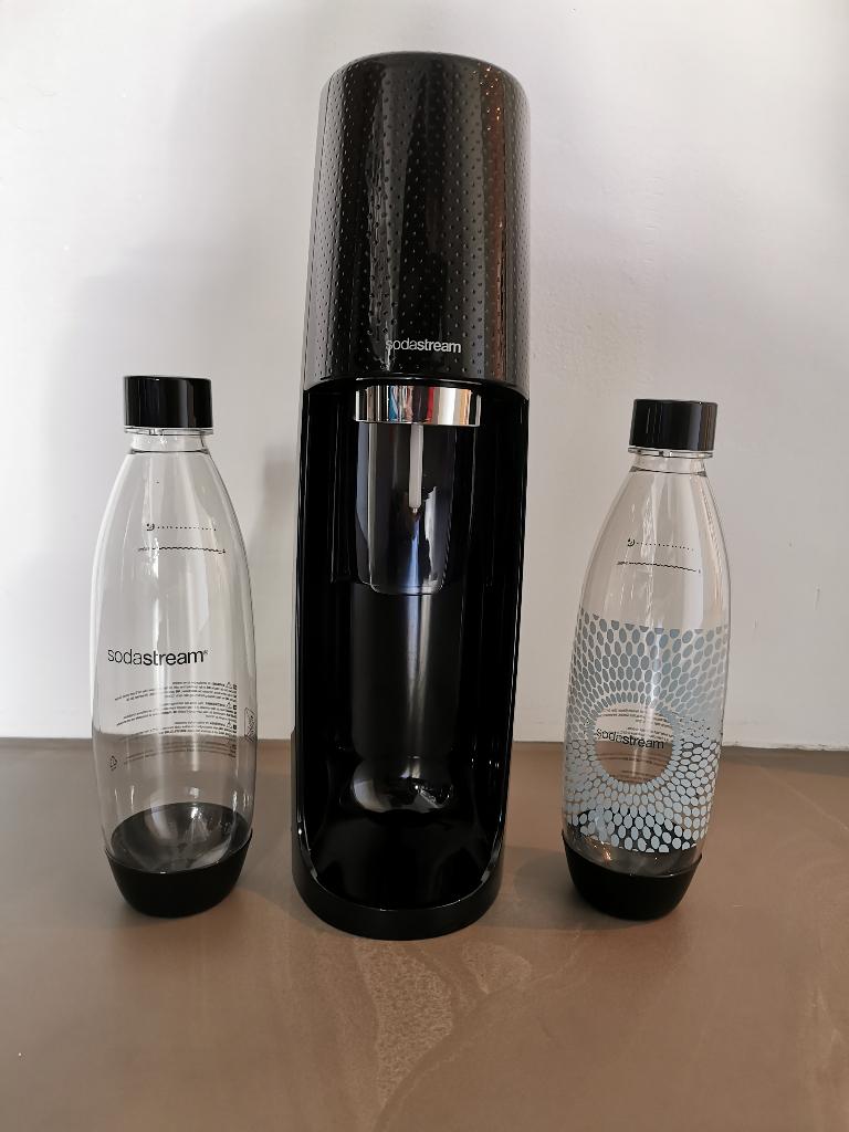 SodaStream Source (zwart) + extra 2 flessen, Witgoed en Apparatuur, Bruiswatermachines, Ophalen of Verzenden, Zo goed als nieuw