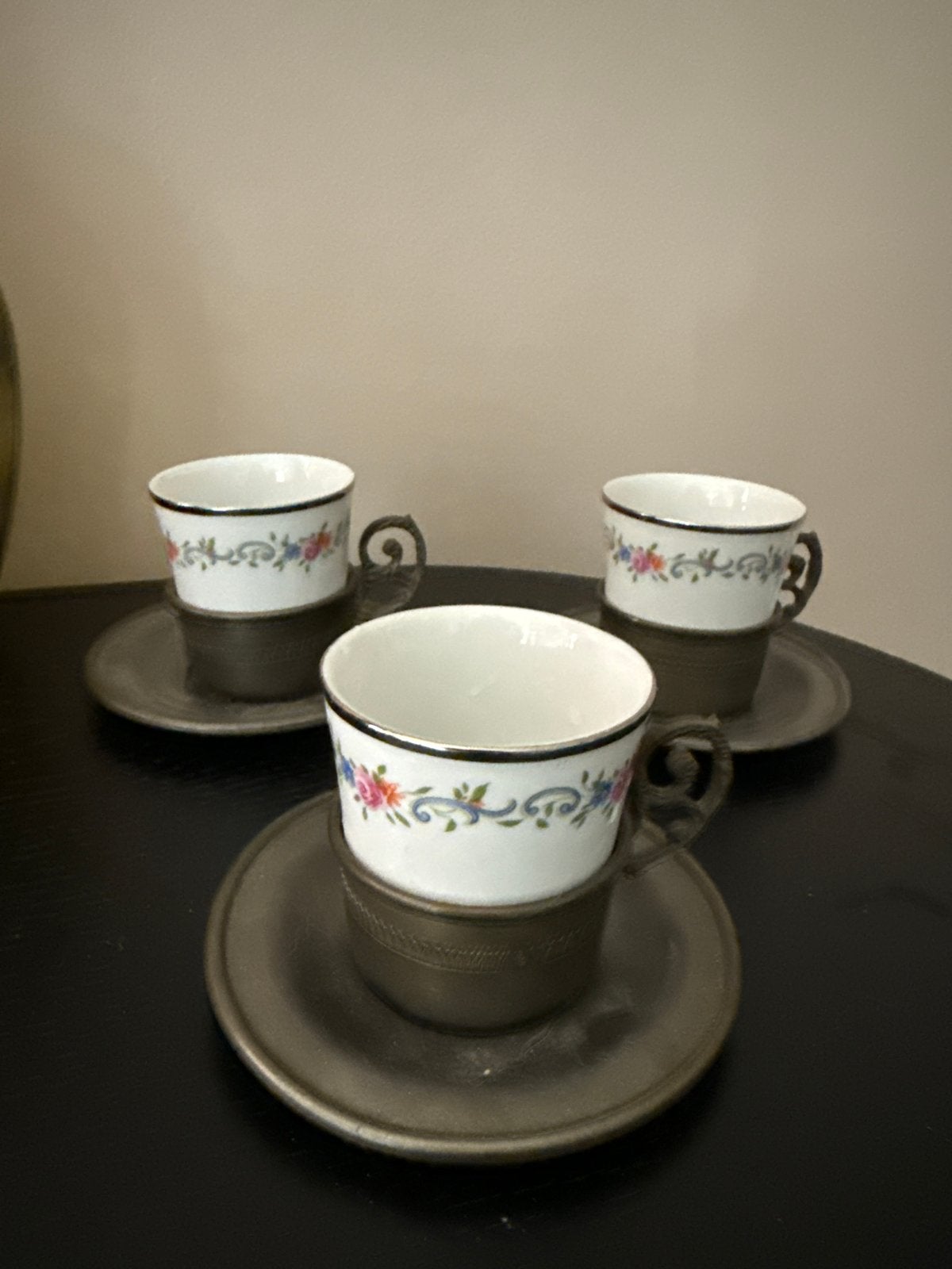 Antieke porseleinen kopjes met tinnen houders en schotels, Antiek en Kunst, Ophalen of Verzenden