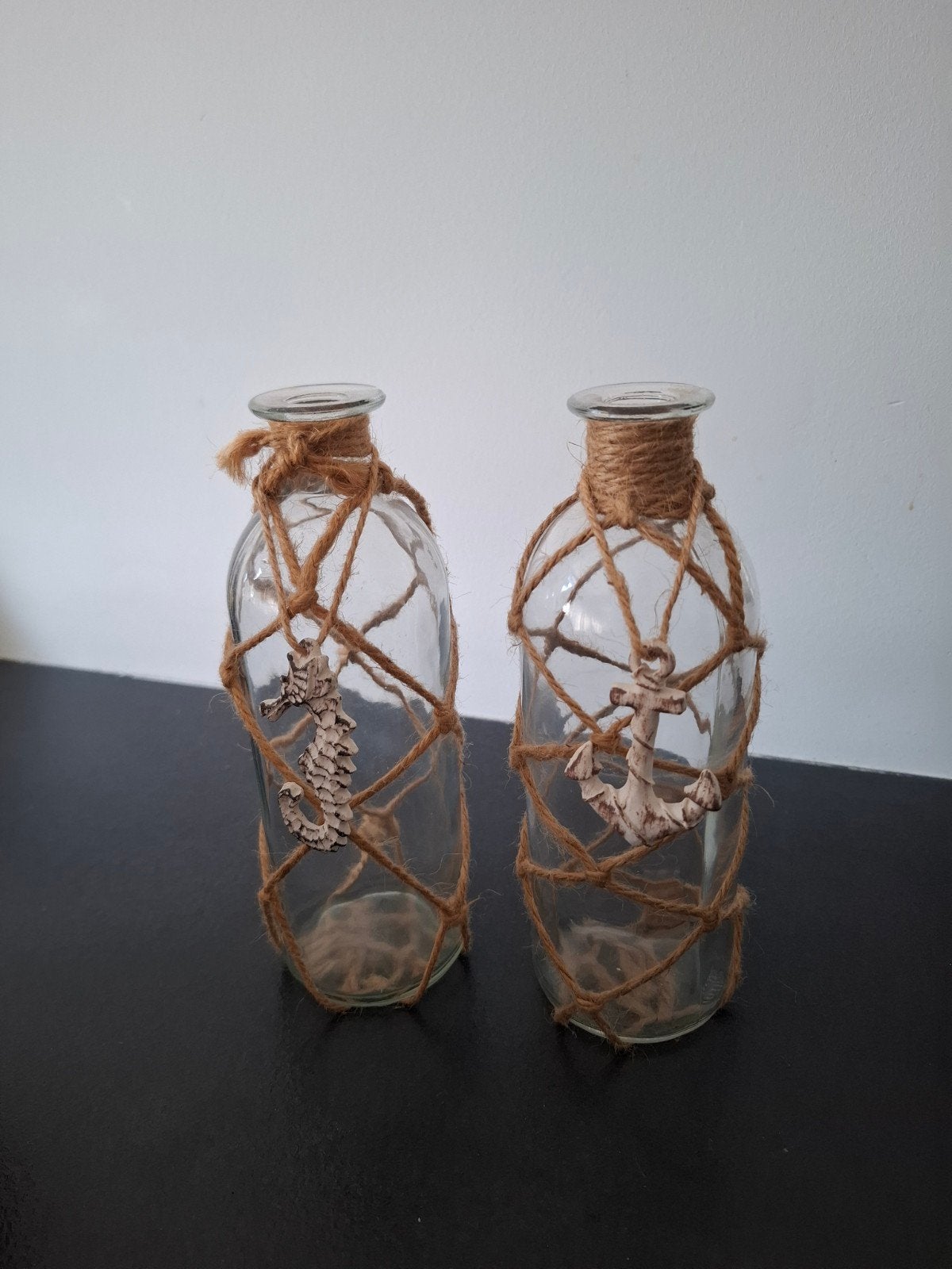 2 glazen vaasjes 21 cm met hangers - zeepaardje en anker, Ophalen, Gebruikt, 21 cm, Transparant
