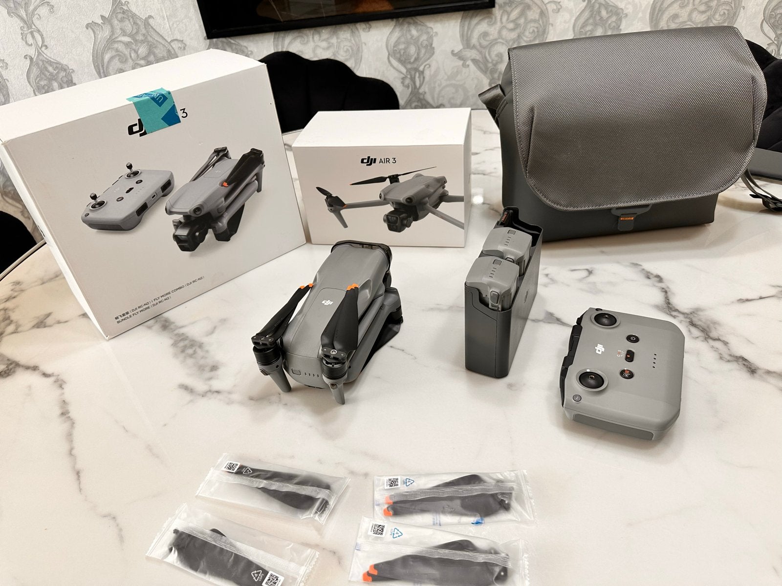 DJI Air 3 Fly More Combo met RC 2 controller en extra's, 30 tot 45 minuten, Extra accu('s), 5 tot 10 kilometer, Zo goed als nieuw