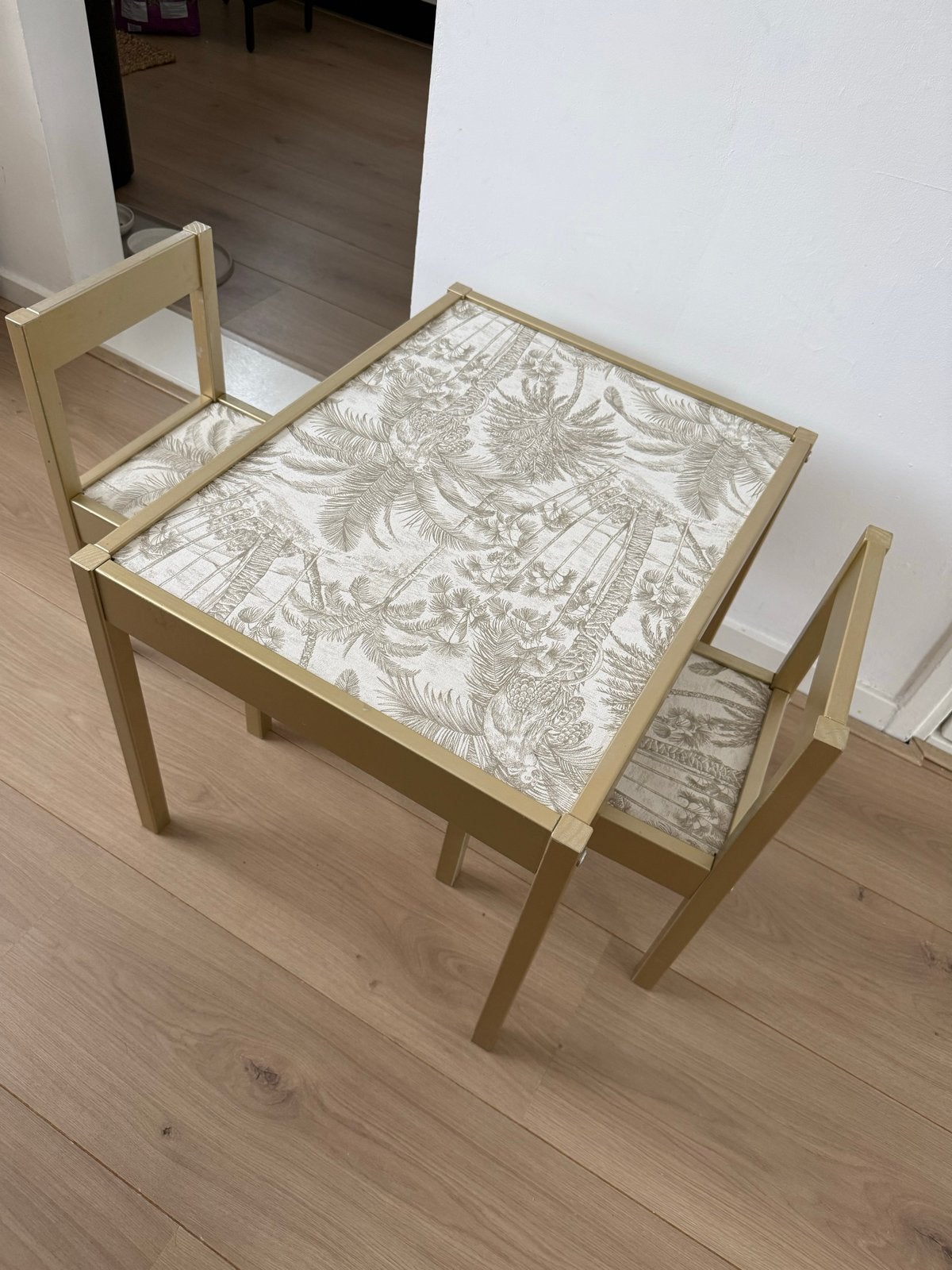 IKEA Latt kindertafel met 2 stoelen - Toys restyled, Ophalen, Zo goed als nieuw, Tafel(s) en Stoel(en)