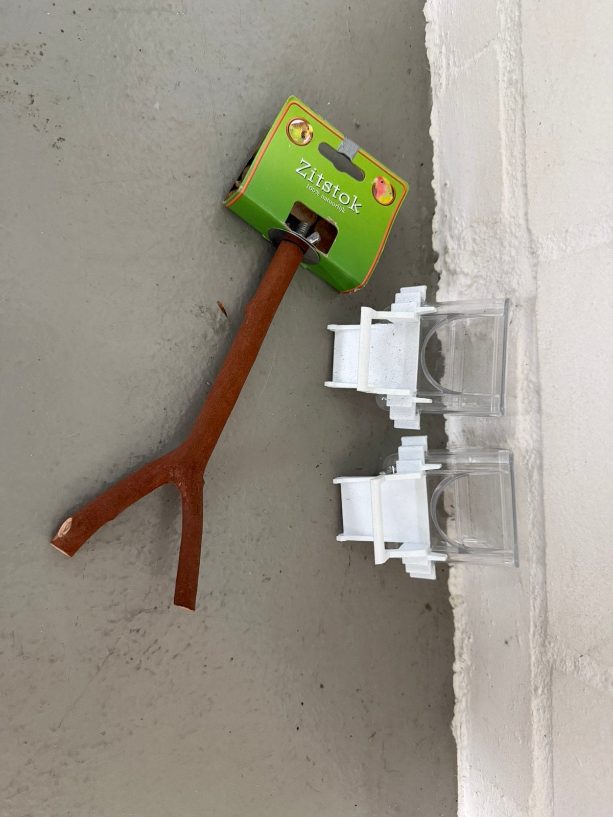 Te koop: Natuurlijke zitstok met 2 voer-/waterbakjes vogels, Dieren en Toebehoren, Vogels | Toebehoren, Ophalen, Zo goed als nieuw