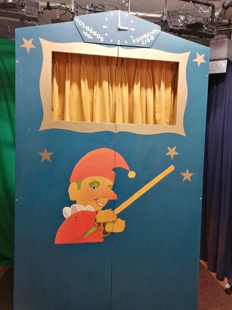 Theater poppenkast groot (240 cm) met klok en gordijntjes, Ophalen, Zo goed als nieuw