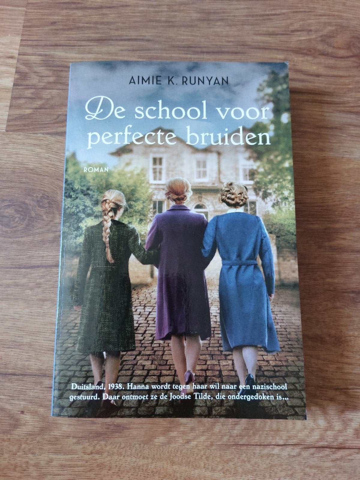 Roman van Aimie K. Runyan • De school voor perfecte bruiden, Ophalen of Verzenden, Zo goed als nieuw, Aimie K. Runyan