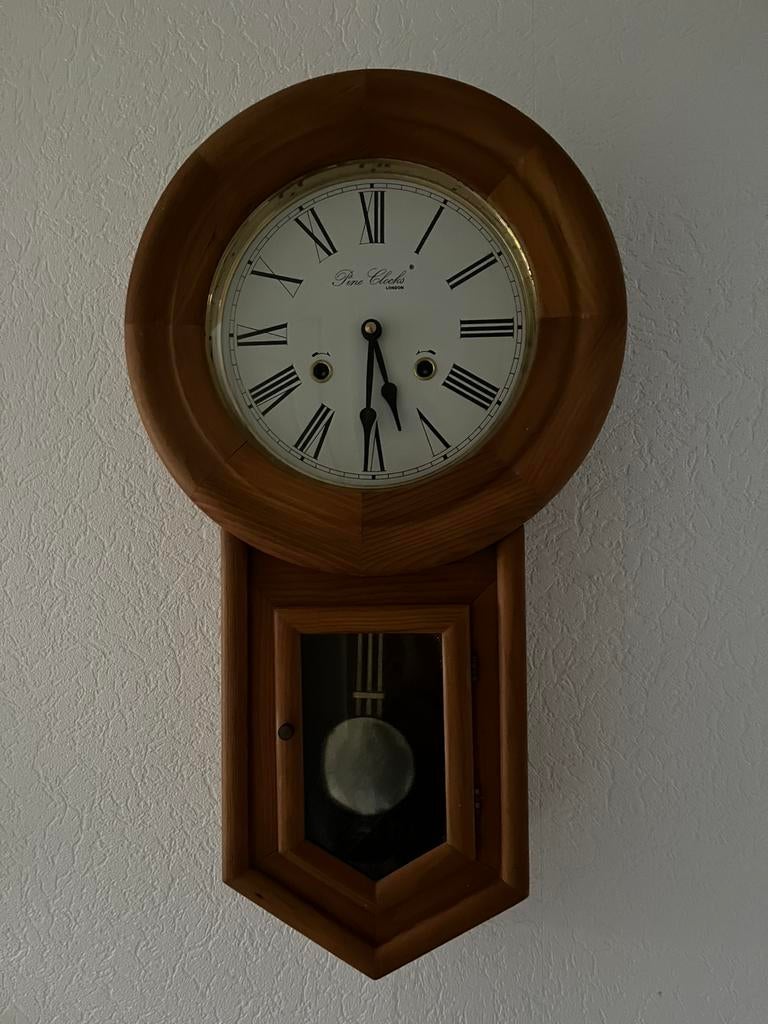 Pine clocks oude schoolklok. Klok voor aan de wand. BimBam, Huis en Inrichting, Ophalen, Zo goed als nieuw, Wandklok