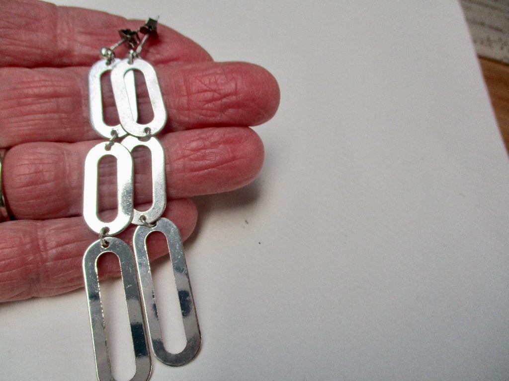 Zilverkleur lange speelse oorbellen 8.5 cm. platte schakels, Overige materialen, Hangers, Verzenden, Zo goed als nieuw