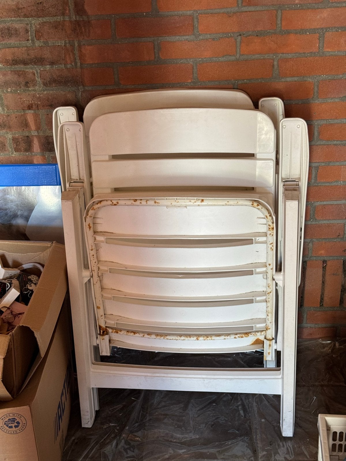 GRATIS: 2 witte inklapbare standen stoelen, Tuin en Terras, Tuinstoelen, Gebruikt, Kunststof, Inklapbaar, Verstelbaar, Ophalen