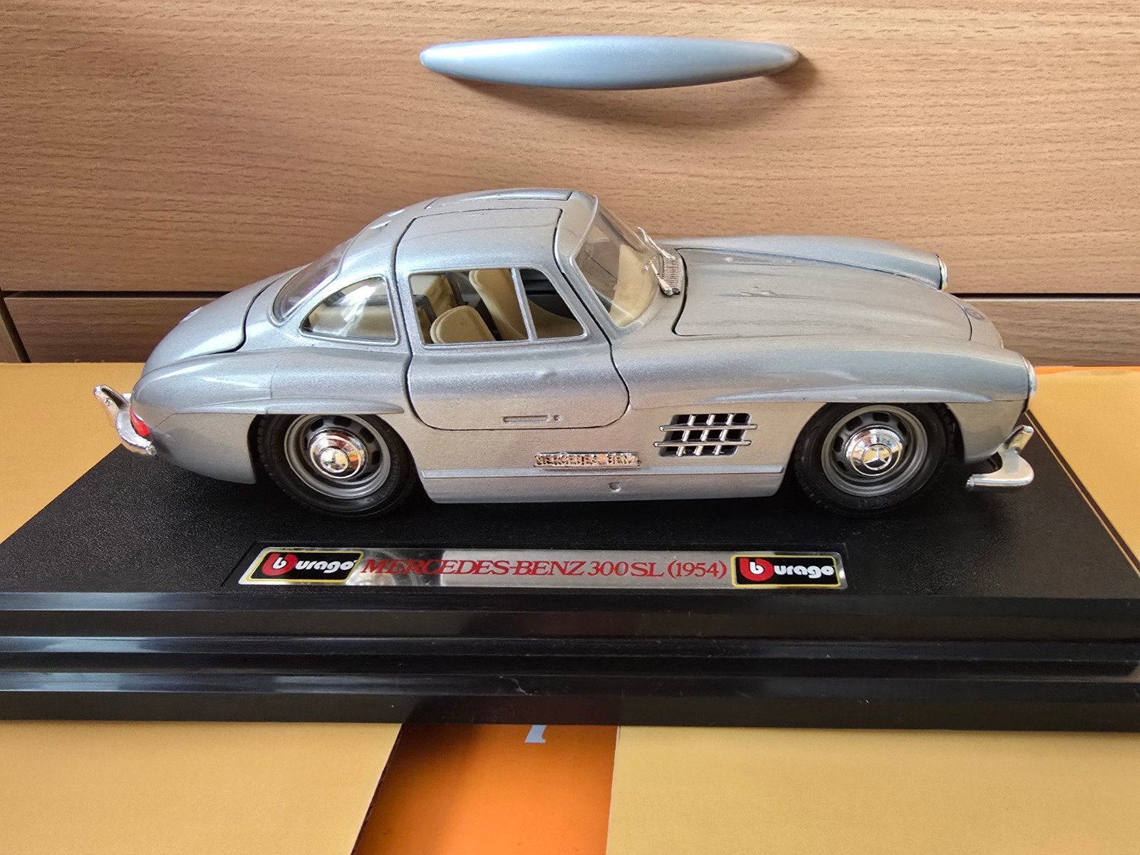 Bburago Mercedes-Benz 300 SL(1954) Zilver met Standaard, Ophalen of Verzenden, Zo goed als nieuw, Bburago