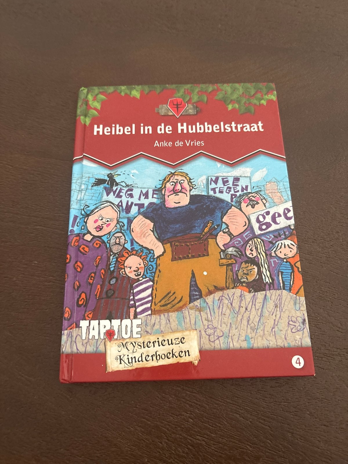 Heibel in de Hubbelstraat - Anke de Vries, Boeken, Ophalen of Verzenden, Gelezen, Fictie