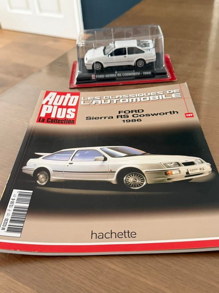 Ford Sierra RS Cosworth 1986 1:43 met auto plus boekje, Hobby en Vrije tijd, Modelauto's | 1:43, Ophalen of Verzenden, Nieuw, Auto