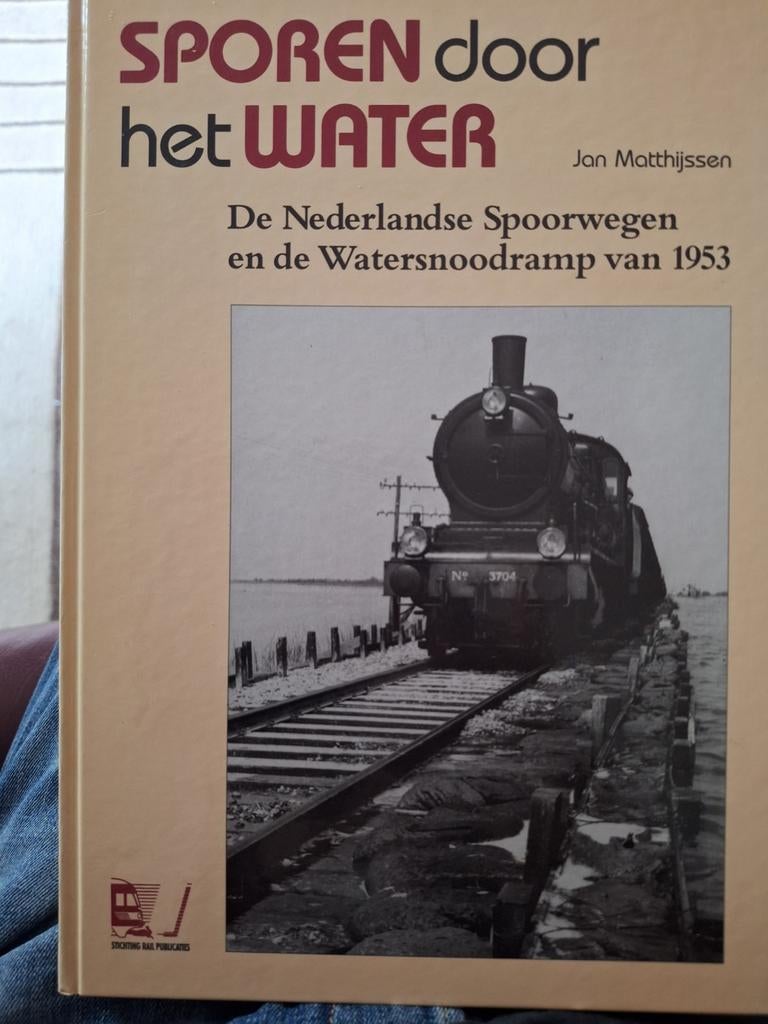 Sporen door het water Matthijsse ZGAN, Ophalen of Verzenden, Zo goed als nieuw, Trein, Boek of Tijdschrift