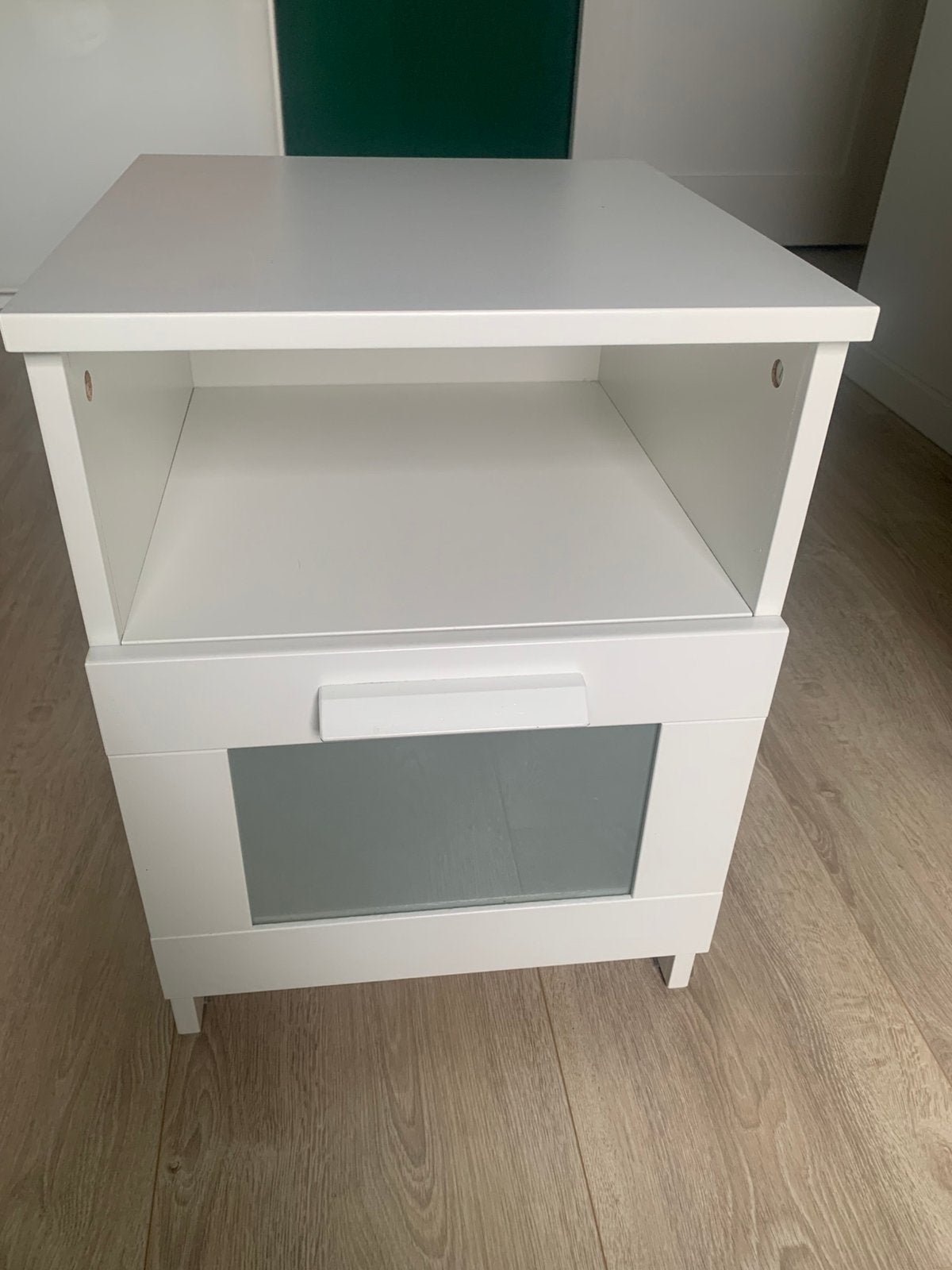 Nachtkastje wit, Huis en Inrichting, Slaapkamer | Nachtkastjes, Ophalen, Overige materialen, Gebruikt, Minder dan 45 cm