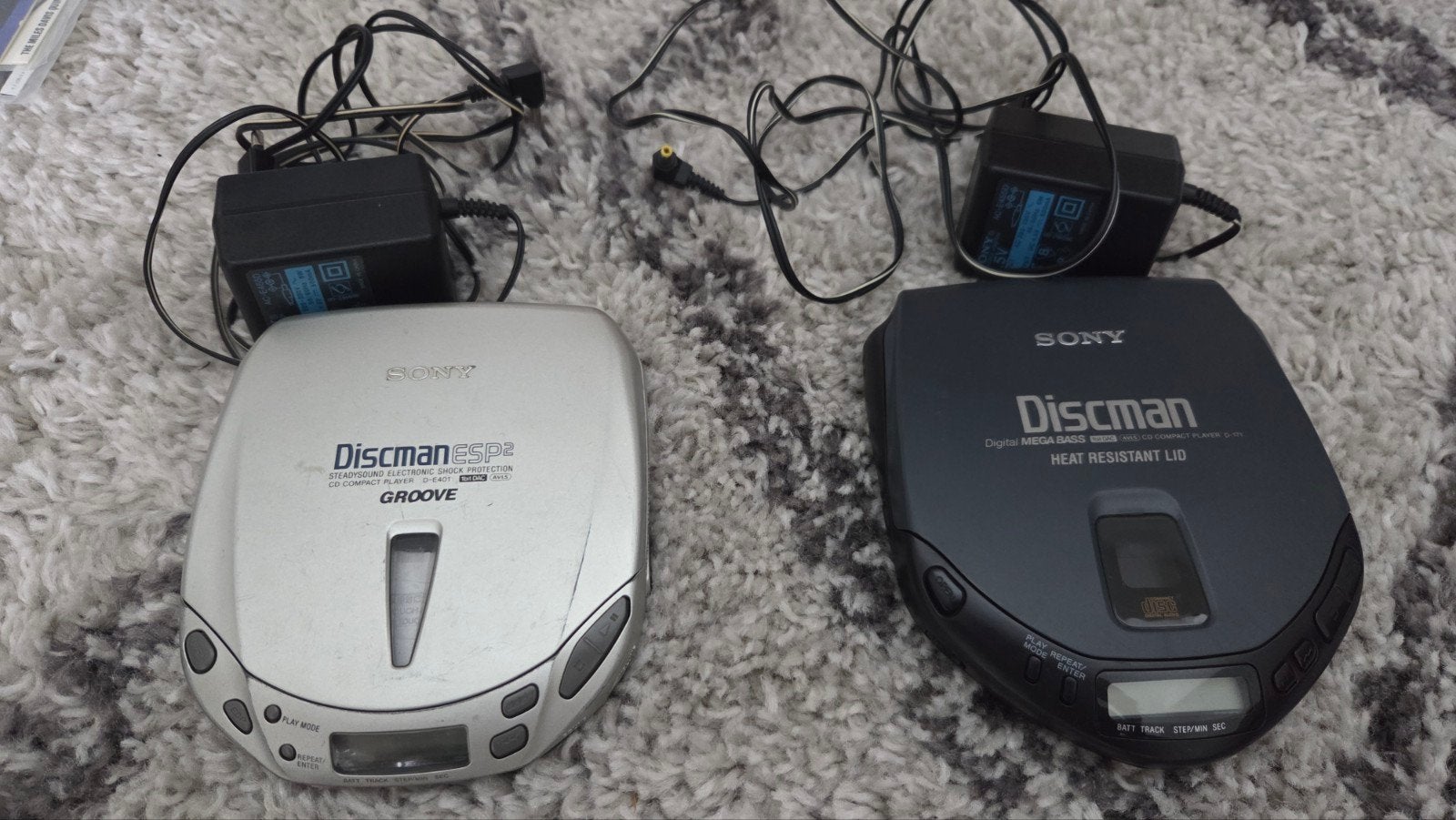 2 x defect Sony Discman D-171 en D-E401, adapters, Ophalen of Verzenden, Discman