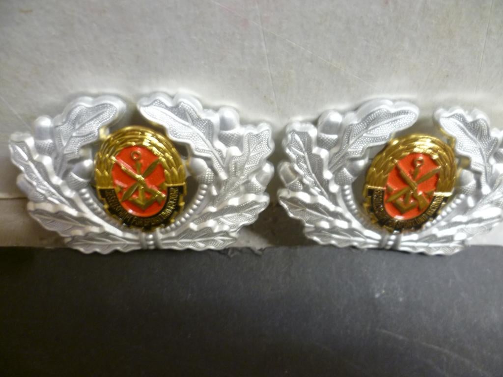 NVA DDR Oost Duitsland 2x Pet Embleem militair nieuw., Verzamelen, Ophalen of Verzenden, Landmacht, Duitsland, Embleem of Badge