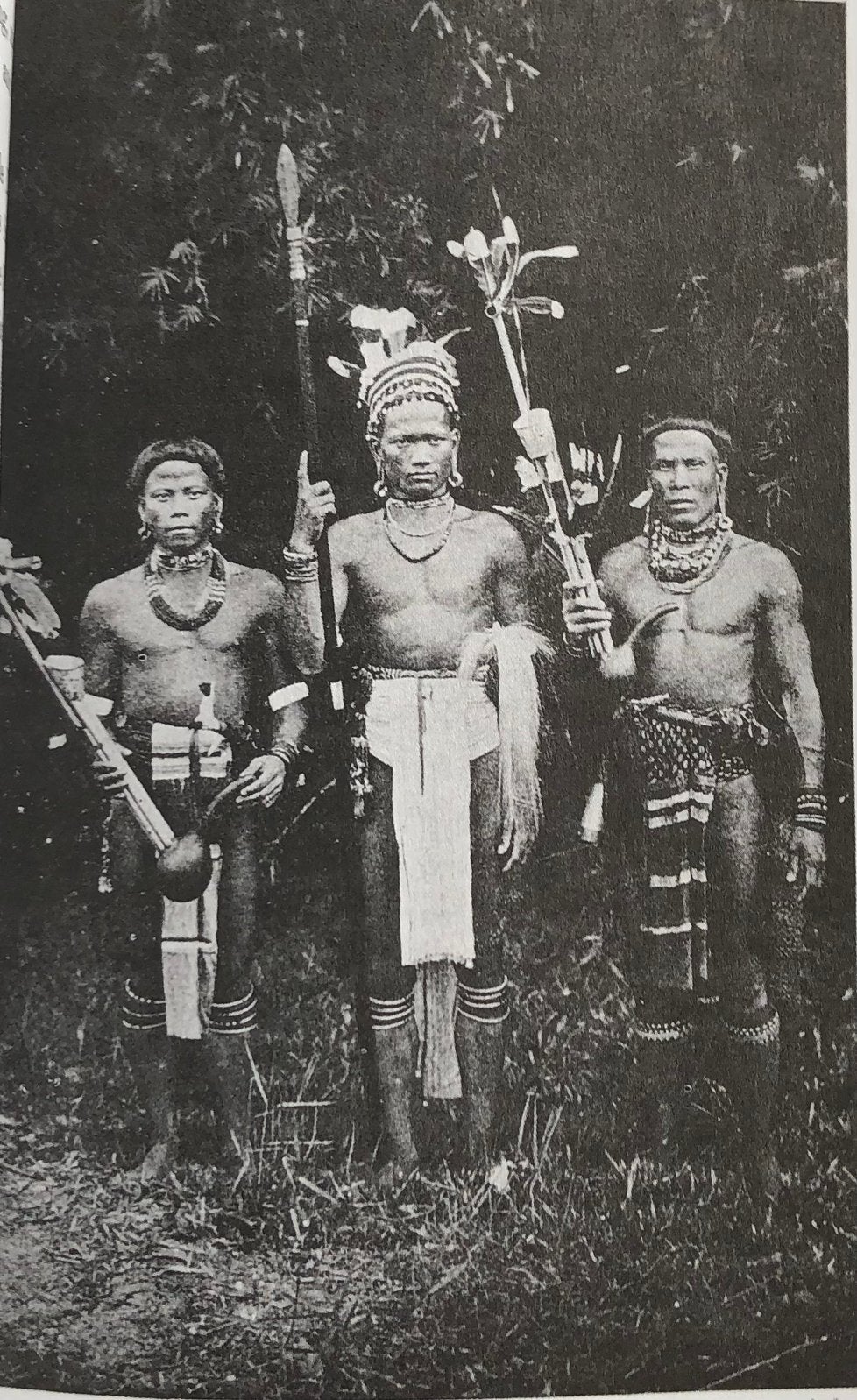 Tussen de Dayak Koppensnellers (In Borneo Jungles) Indonesië, Antiek en Kunst, Indonesië, Verzenden, Overige typen, Papier/karton
