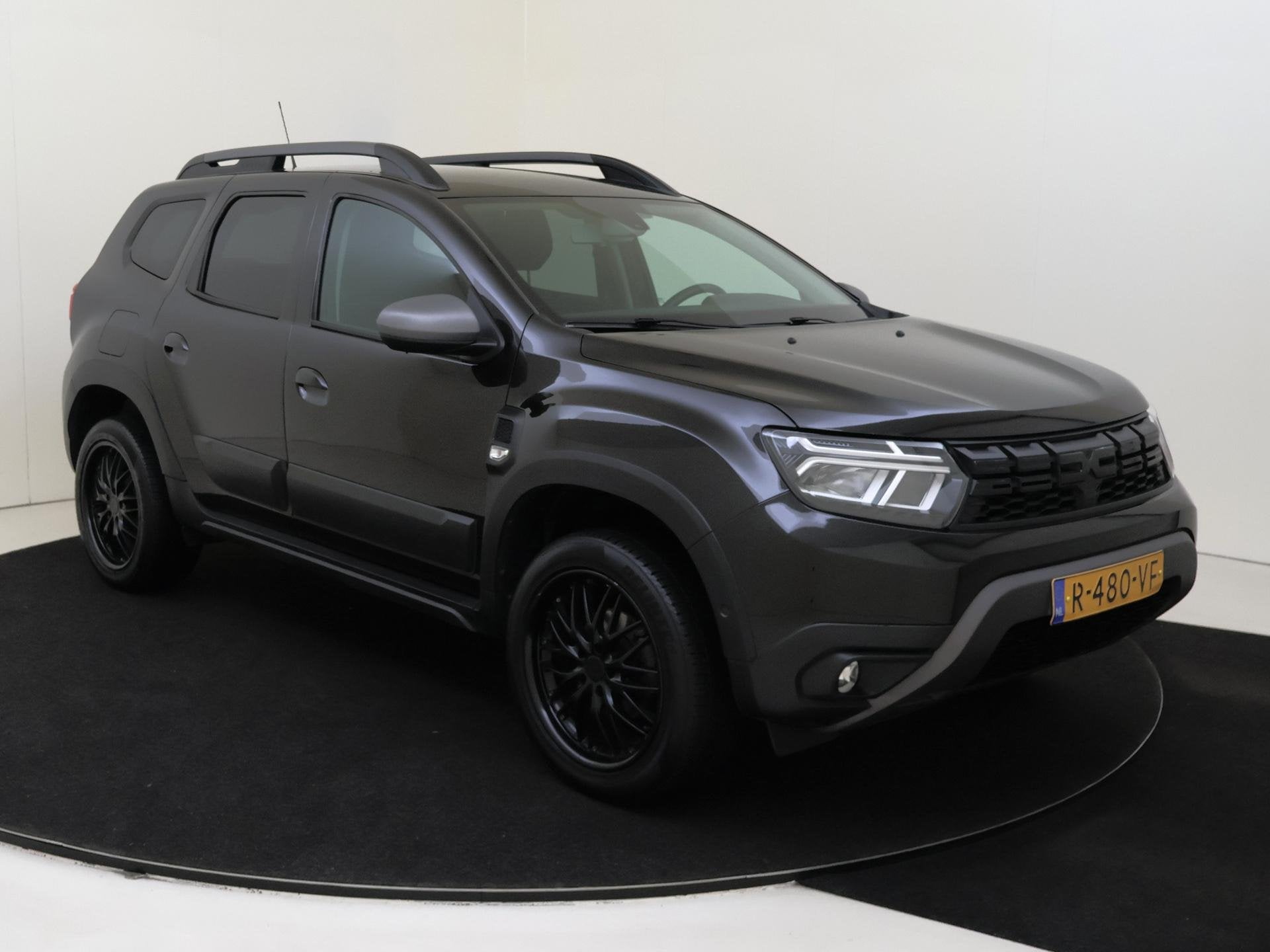 Dacia Duster 1.0 TCe 100 Bi-Fuel Journey Apple Carplay | Cru, Auto's, Voorwielaandrijving, Gebruikt, Euro 6, Zwart