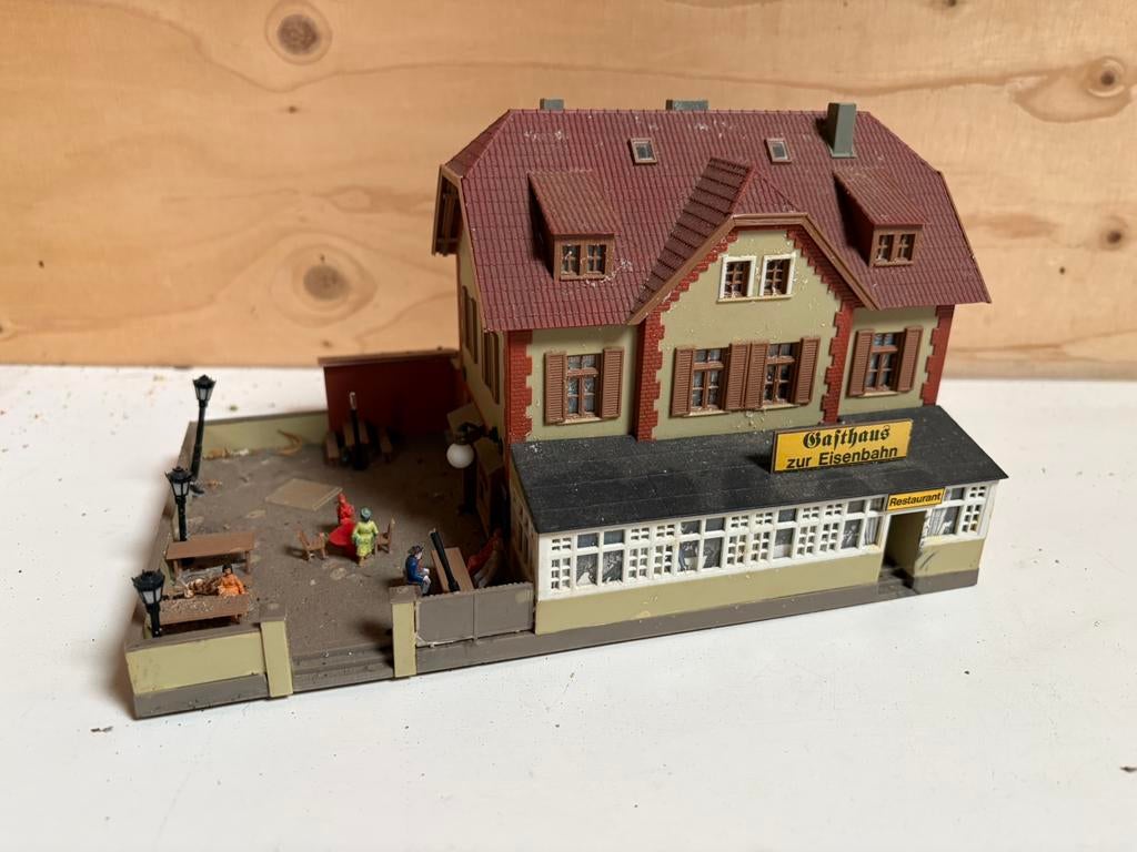 Biergarten / hotel / restaurant voor modelspoor H0, Hobby en Vrije tijd, Modeltreinen | H0, Ophalen of Verzenden, Zo goed als nieuw