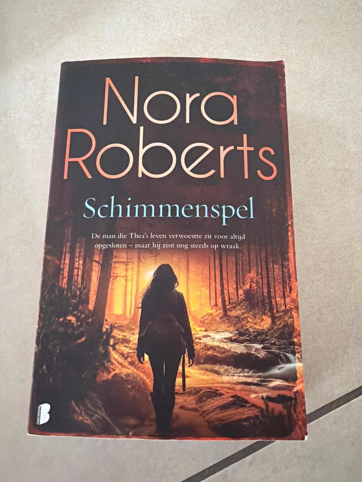 Nora Roberts - Schimmenspel (Thriller), Ophalen of Verzenden, Zo goed als nieuw, Amerika