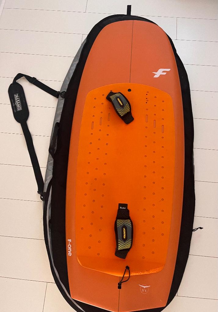 F-ONE Rocket Wing V2 5’4 en 75L + Mystic Boardbag, Watersport en Boten, Wingsurfen, Ophalen, Zo goed als nieuw, Wingsurf-board