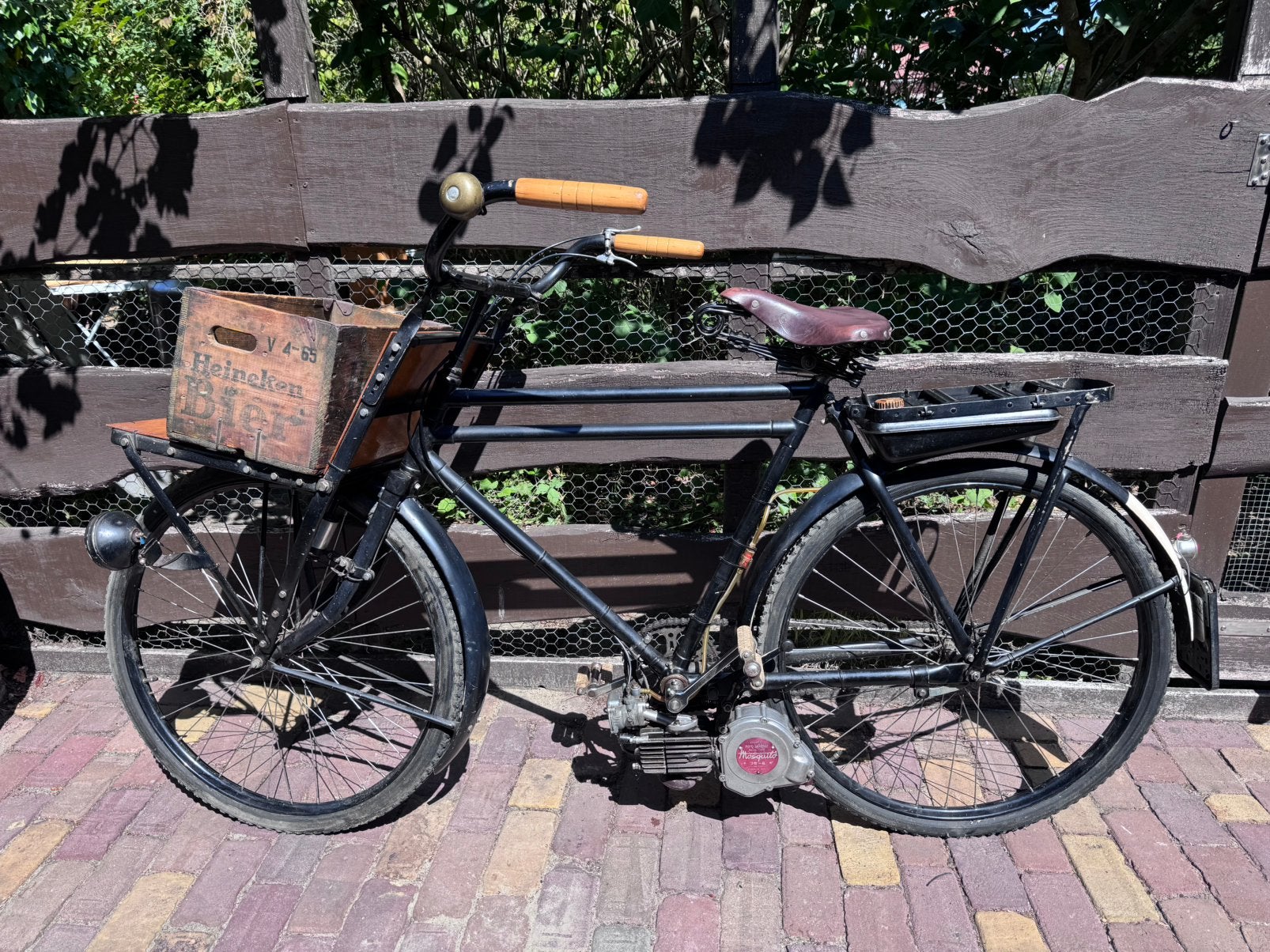 Ouderwetse transportfiets met garelli mosquito, Ophalen, Terugtraprem, Jaren '20 of ouder