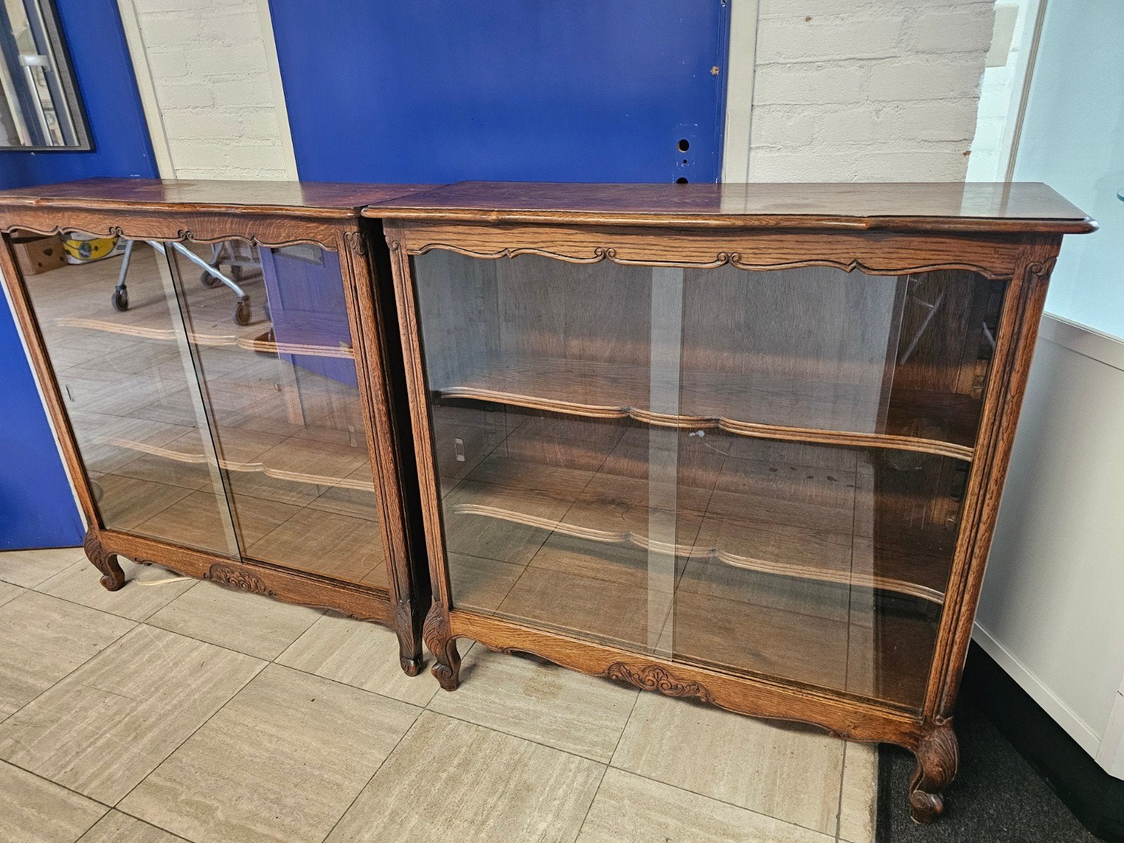 2x Vitrinekast Hout met Glazen Schuifdeuren, 100 tot 150 cm, Glas, Ophalen of Verzenden, Nvt