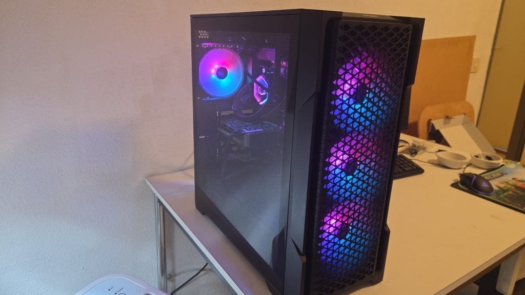 Ryzen 7 gaming pc met RTX5050 en watercooling, Computers en Software, Desktop Pc's, Ophalen, Zelfgebouwde PC, Zo goed als nieuw