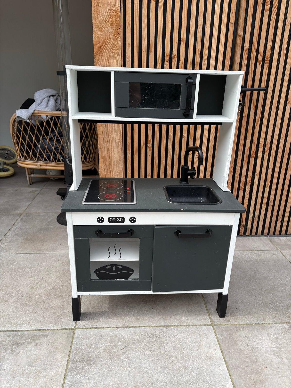 IKEA Speelkeuken voor kinderen - Zwart-wit geverfd, Kinderen en Baby's, Speelgoed | Speelkeukens, Ophalen, Gebruikt, Hout, Speelkeuken