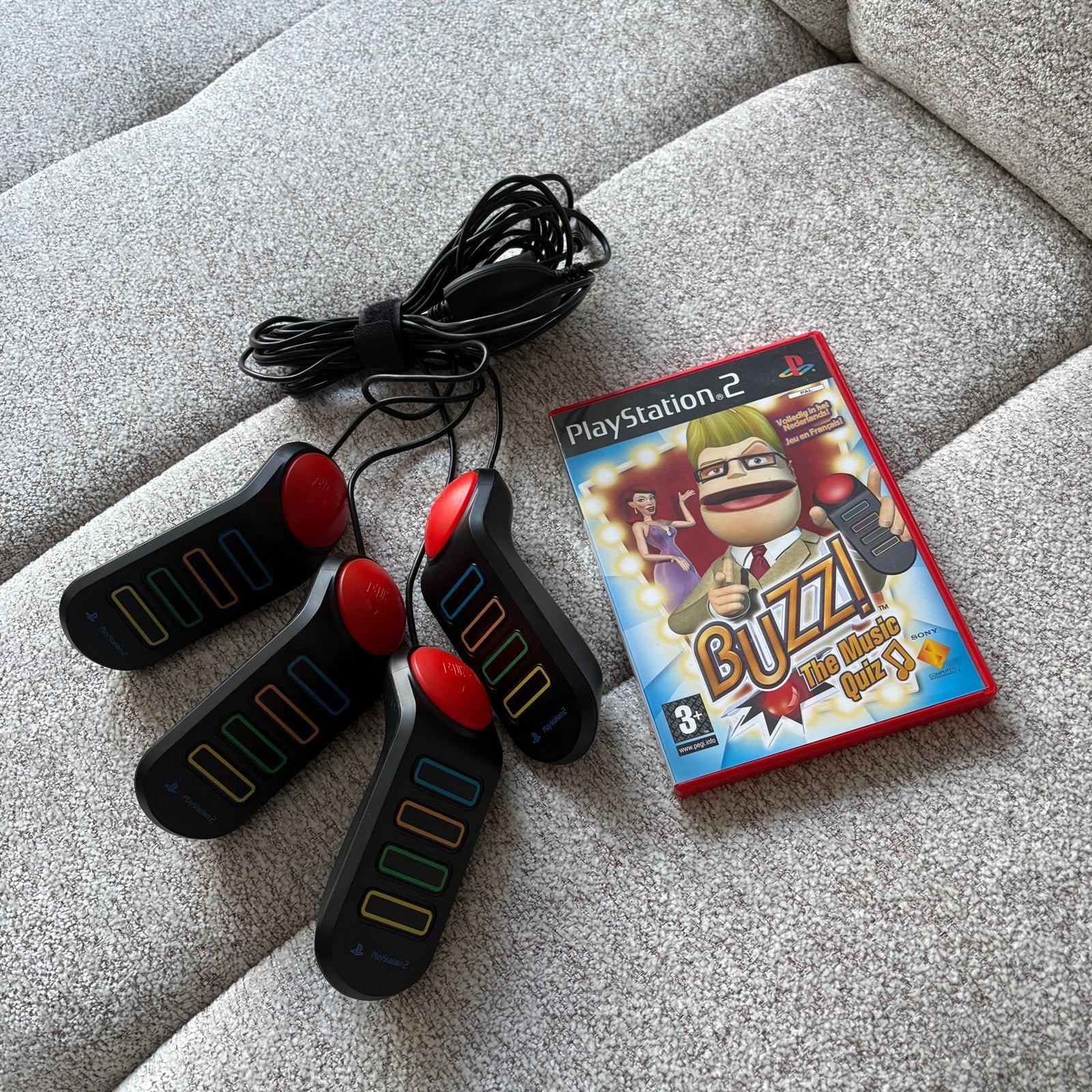 Buzz! The Music Quiz PS2 met 4 Buzzers, Muziek, Eén computer, Ophalen of Verzenden, Zo goed als nieuw