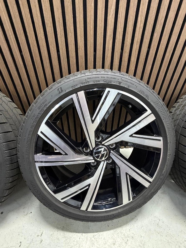 VW Golf 8 8.5 Bergamo 18" R-Line Origineel 5x112