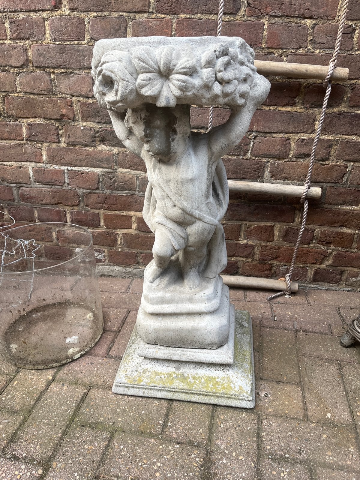 stenen beeld van jongen met bloemenmand, Tuin en Terras, Ophalen of Verzenden, Gebruikt, Steen, Mensenbeeld