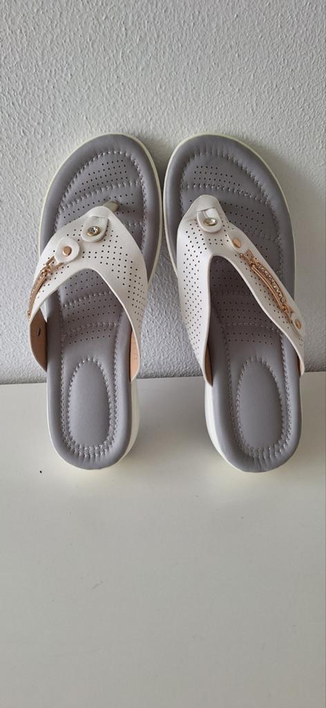Witte slippers, Ophalen of Verzenden, Zo goed als nieuw, Wit