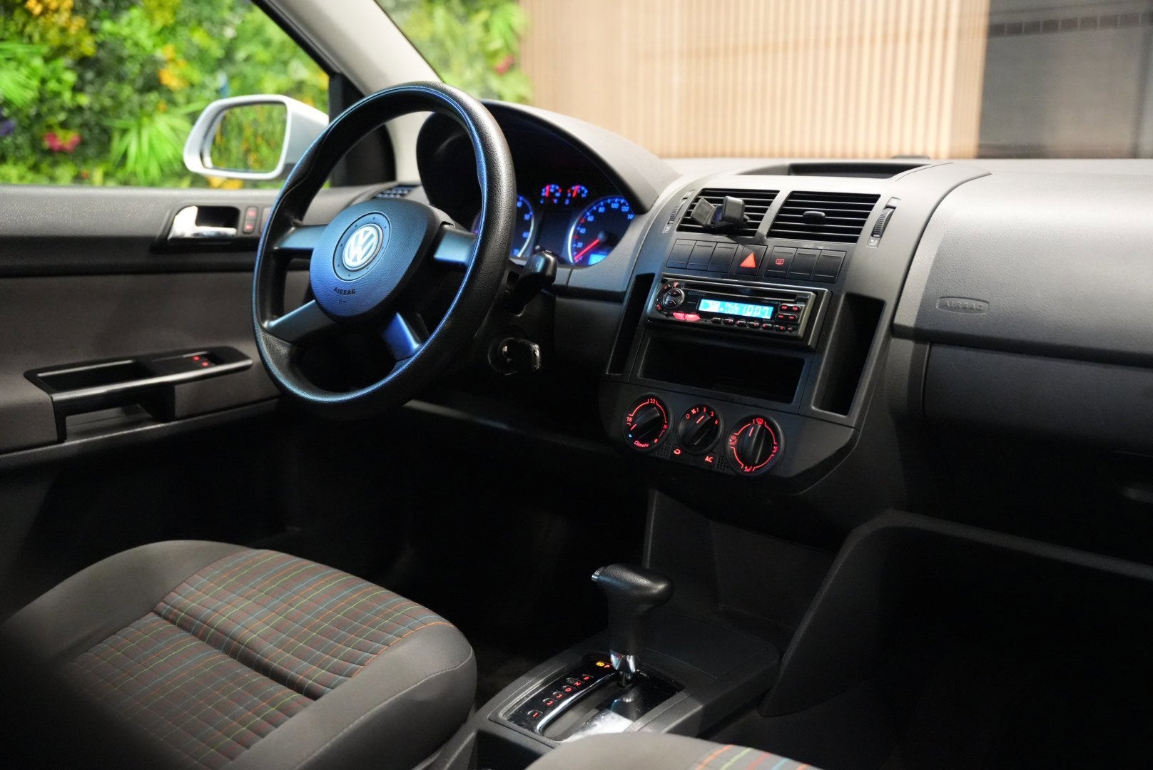 Volkswagen Polo 1.4-16V Optive Automaat / Airco / Radio, Zwart, 4 cilinders, Origineel Nederlands, Bedrijf