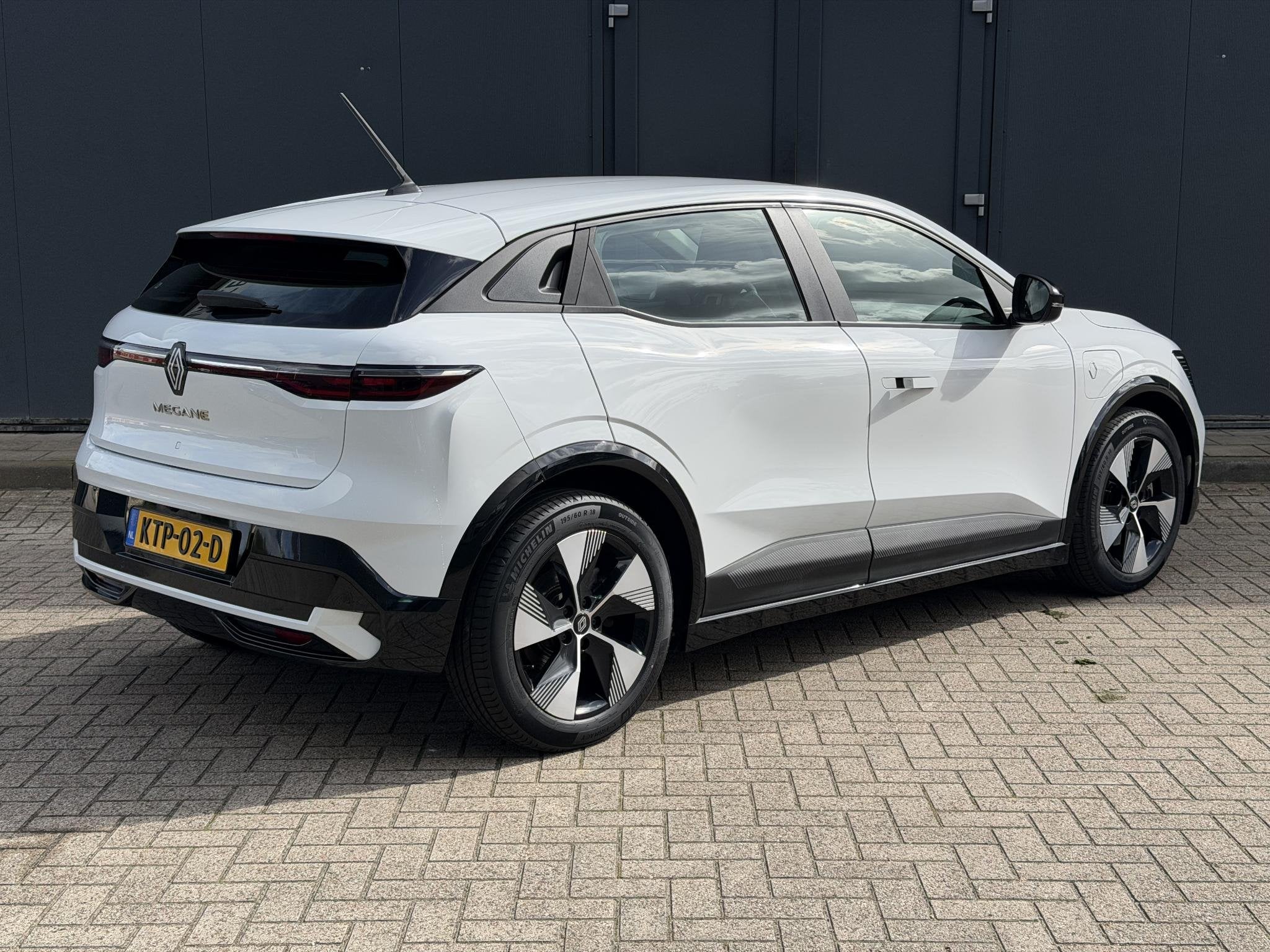 Renault Megane E-Tech EV40 Equilibre / SOH 94,79% / Navigati, Auto's, Stof, Gebruikt, 300 km, Wit