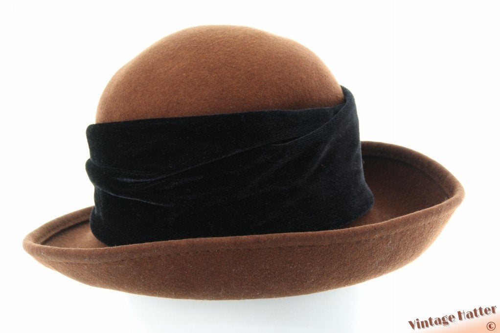 Vintage Dameshoed bruin vilt met zwart fluwelen band 57, Ophalen of Verzenden, Zo goed als nieuw, 56 of 57 cm (M, 7 of 7⅛ inch)