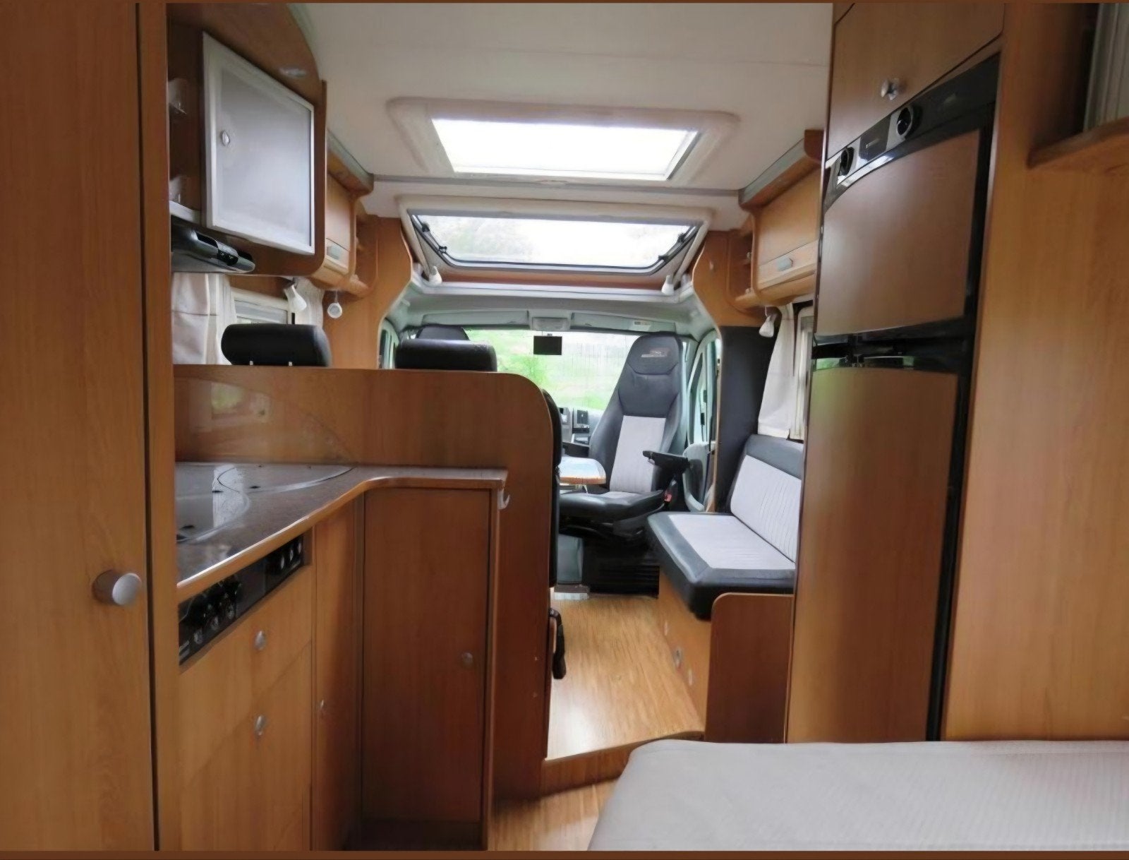 Foto 8 van Dethleffs Globedrome T6501B Half-integraal Camper 160PK!